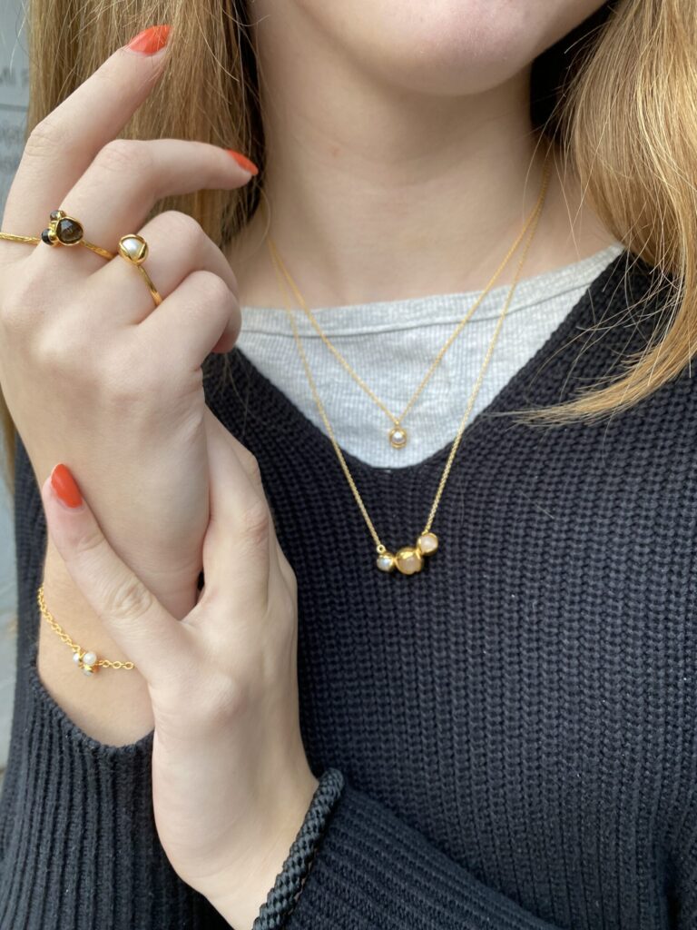 Ulrikke Vogt "Bud Floret triple" armbånd i forgylt sølv med ferskenfarget/ blush månesten og perle
