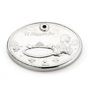 Flaggstang med tinnfot med prins motiv, som kan graveres. Høyde 24 cm