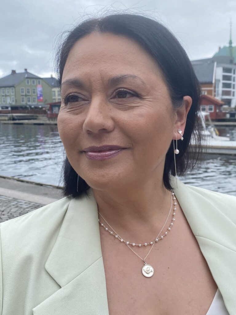 Susanne Friis Bjørner balanseørepynt i sølv med ferskvannsperle