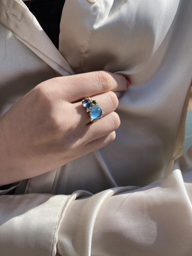 Noën "Stellini" large ring i gult gull, med diamanter topas, London blå topas og turmalin