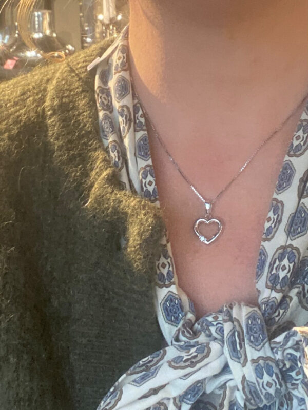 Hvitt gull alliansehjerte anheng med 1 diamant