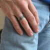 Herrering med flettemønster i sølv