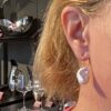 Susanne Friis Bjørner ørepynt med store dråpeformede ferskvannsperler