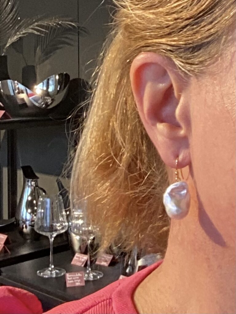 Susanne Friis Bjørner ørepynt med store dråpeformede ferskvannsperler