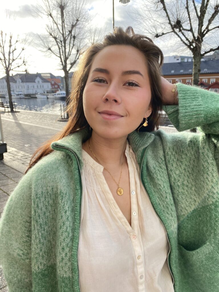 Susanne Friis Bjørner ørepynt "Vifte"i forgylt sølv med perle