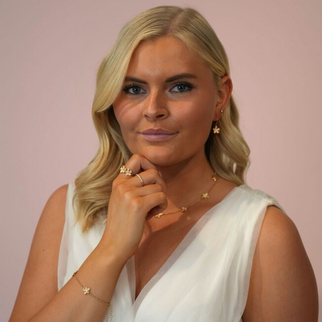 Regulerbar ring i forgylt sølv med 3 blomster med c.zirkonia med Stardust overflate fra Catwalk Exclusive