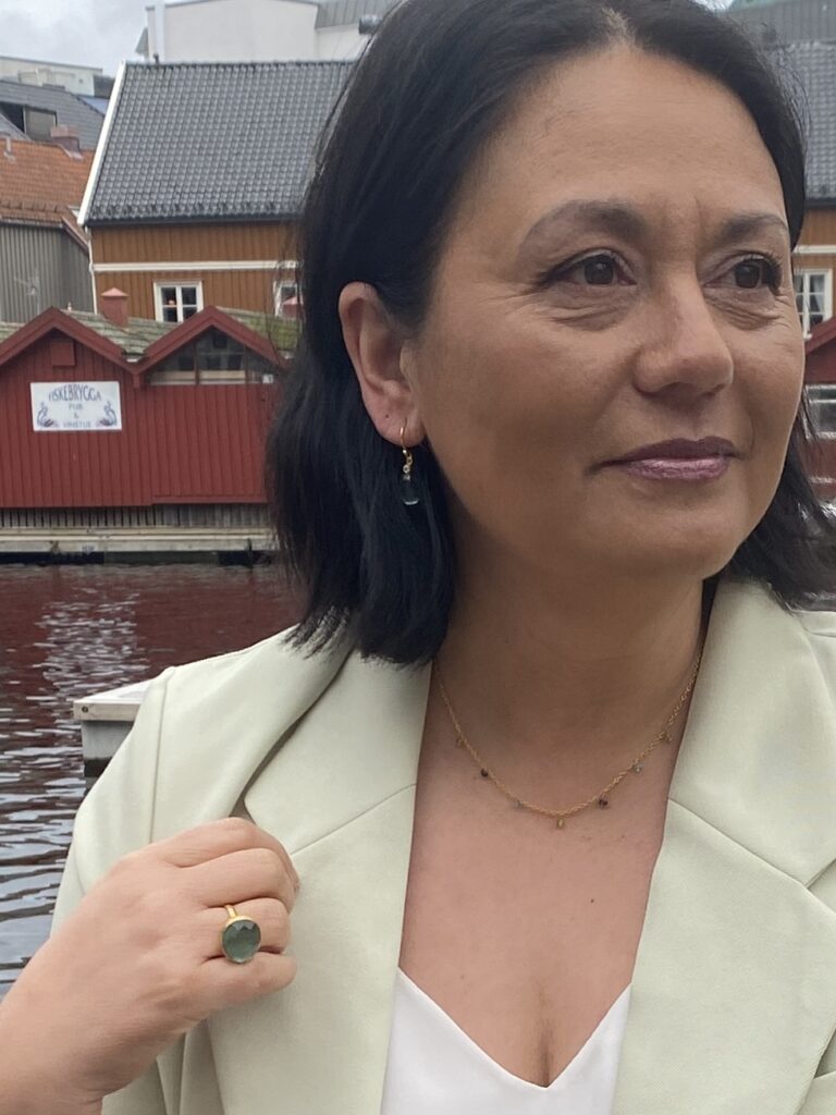 Susanne Friis Bjørner ring forgylt med fasettert grønn kvarts
