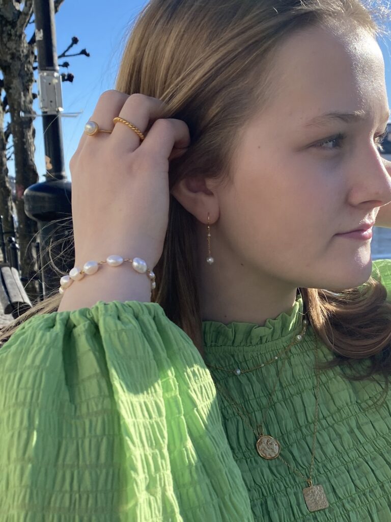 Susanne Friis Bjørner kjede i forgylt sølv med rektangulær, hamret plate