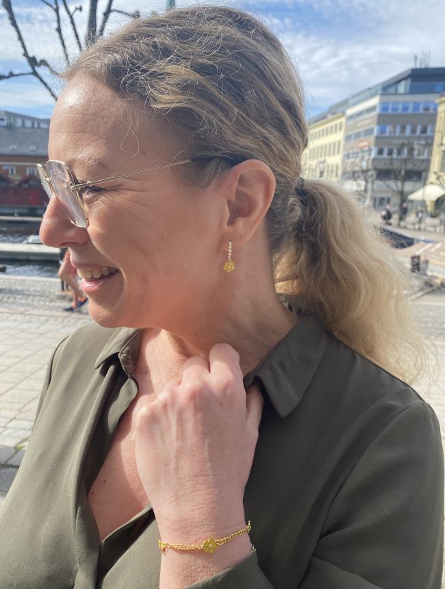Liv ørering "Smørblomst" i forgylt sølv med gul emalje og c.zirkonia