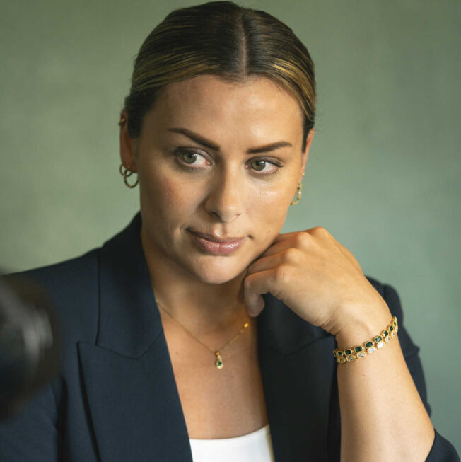 Nora Mørk armbånd med rekangulære ledd med blanke c.zirkonia i forgylt sølv