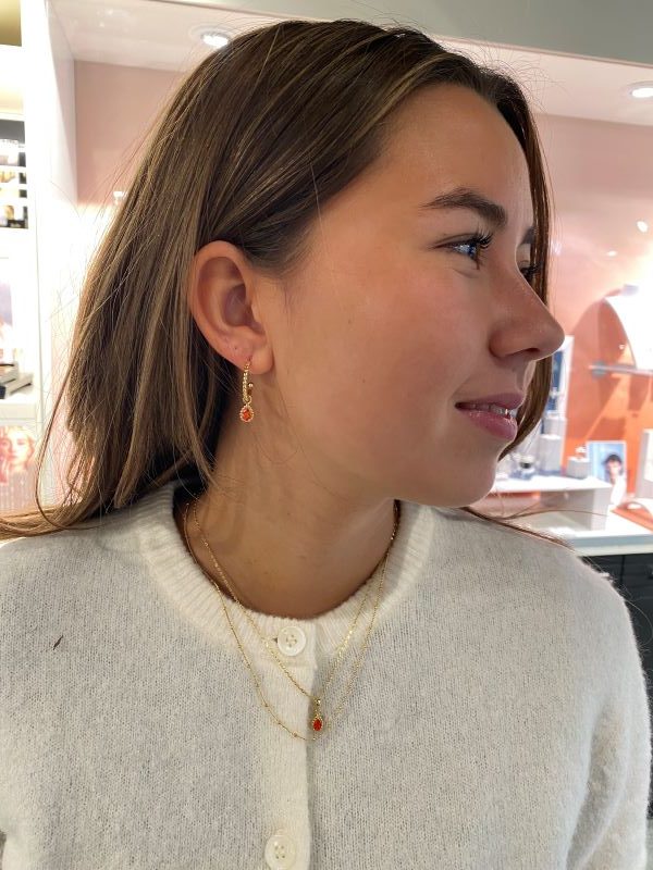 Nora Mørk kjede med rosett anheng i forgylt sølv med mørk oransje c.zirkonia