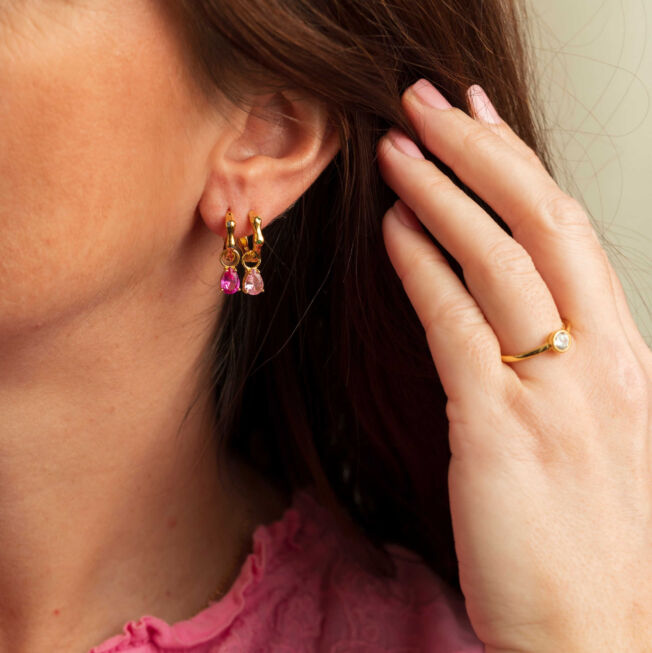 Nora Mørk Drop charms øreanheng i forgylt sølv med lys rosa c.zirkonia mix & match