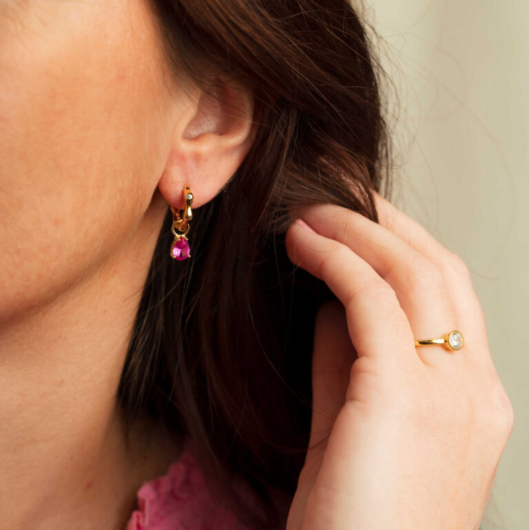 Nora Mørk Drop charms øreanheng i forgylt sølv med mørk rosa c.zirkonia mix & match