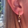 Nora Mørk Drop charms "Pearl" øreanheng i forgylt sølv
