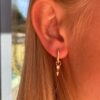 Nora Mørk Drop charms "Aim" øreanheng i forgylt sølv med pilspiss
