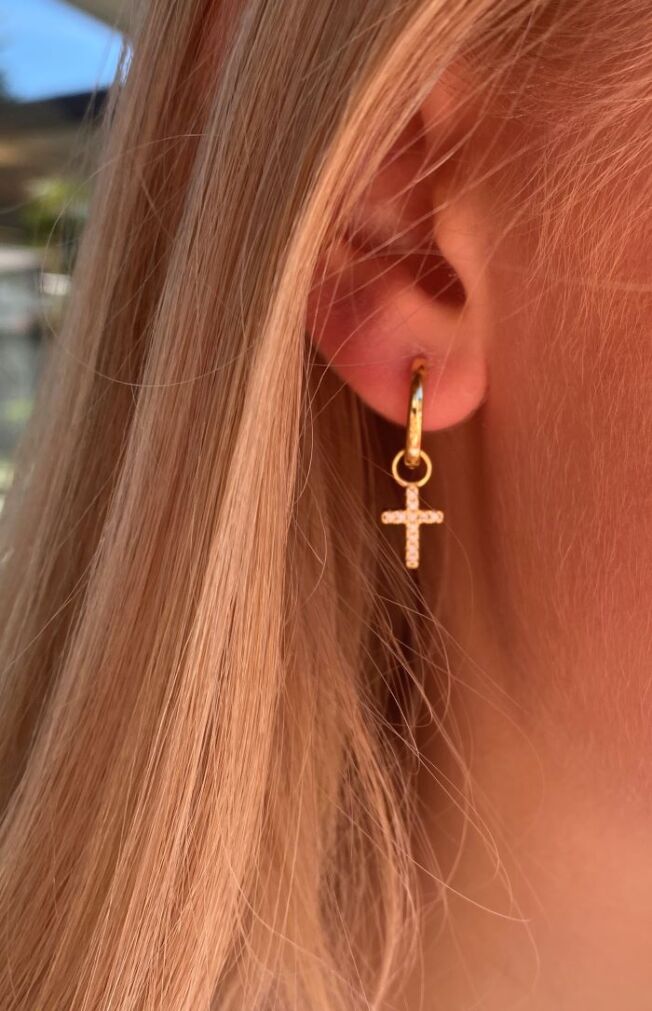 Nora Mørk Drop charms "Cross" øreanheng i forgylt sølv med kors