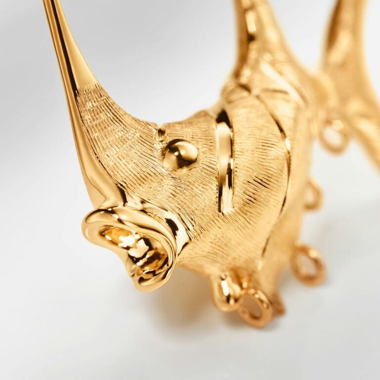 OLE LYNGGAARD COPENHAGEN Young Fish earring large i gult gull