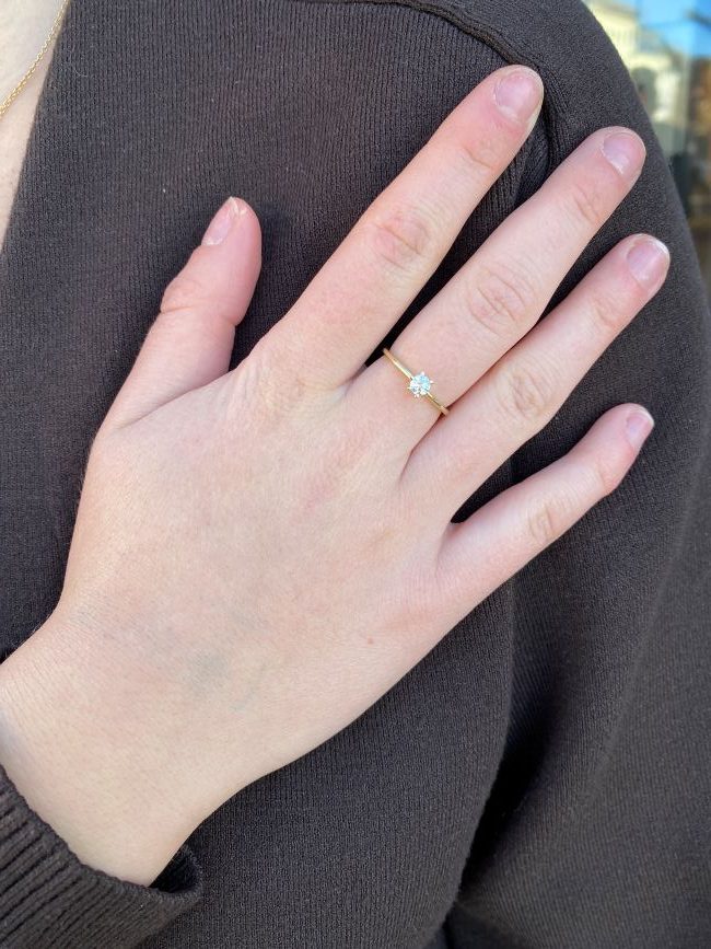 Enstensring "Vida" i gult gull med 0,20 ct