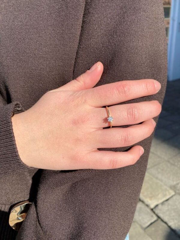 Enstensring "Vida" i gult gull med 0,30 ct