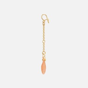 OLE LYNGGAARD COPENHAGEN Young fish earring pendant øreanheng i gult gull med blush månesten