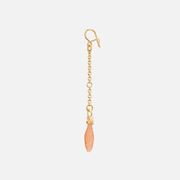 OLE LYNGGAARD COPENHAGEN Young fish earring pendant øreanheng i gult gull med blush månesten