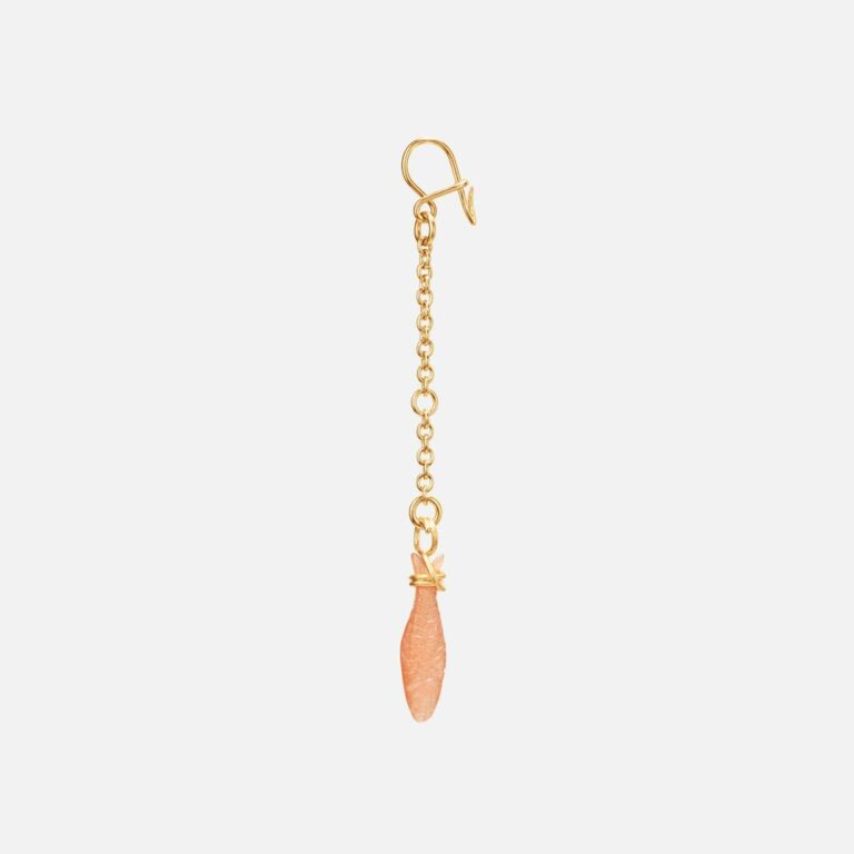 OLE LYNGGAARD COPENHAGEN Young fish earring pendant øreanheng i gult gull med blush månesten