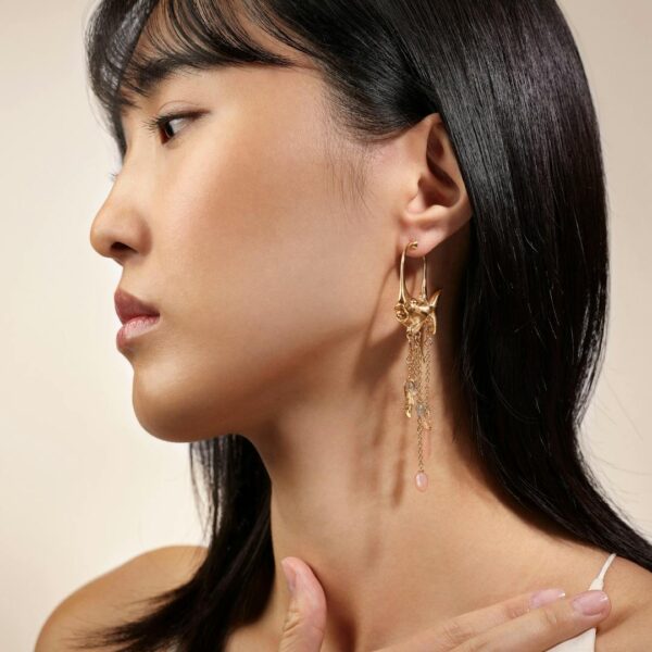 OLE LYNGGAARD COPENHAGEN Young fish earring pendant øreanheng i gult gull med blush månesten