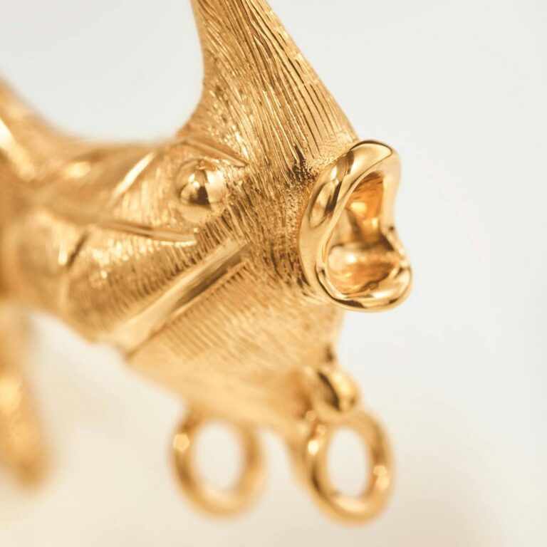 OLE LYNGGAARD COPENHAGEN Young Fish earrings small i gult gull