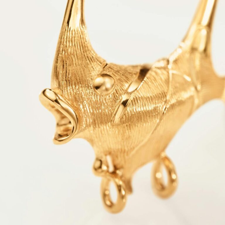 OLE LYNGGAARD COPENHAGEN Young Fish earring small i gult gull