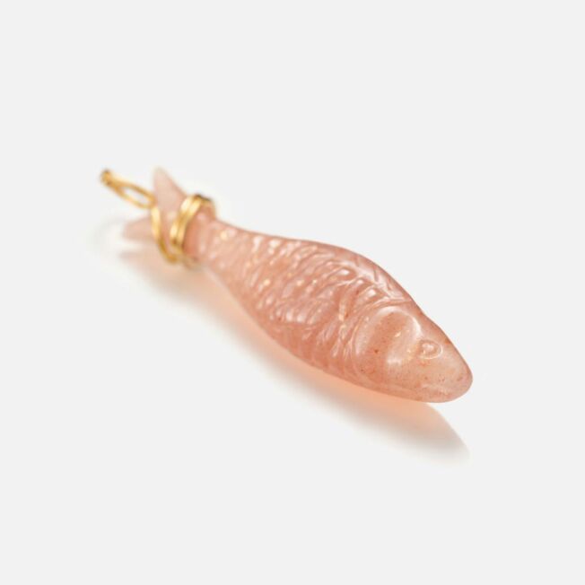 OLE LYNGGAARD COPENHAGEN Young fish pendant i gult gull med blush månesten