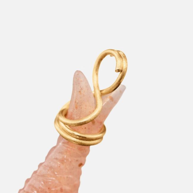OLE LYNGGAARD COPENHAGEN Young fish pendant i gult gull med blush månesten