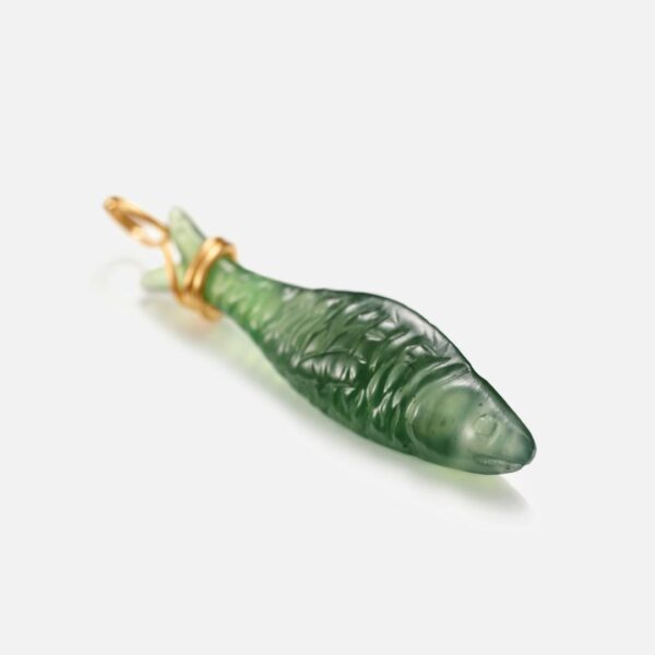 OLE LYNGGAARD COPENHAGEN Young fish pendant i gult gull med serpentin