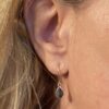 Susanne Friis Bjørner gult gull ørepynt med dråpeformet London blå topas