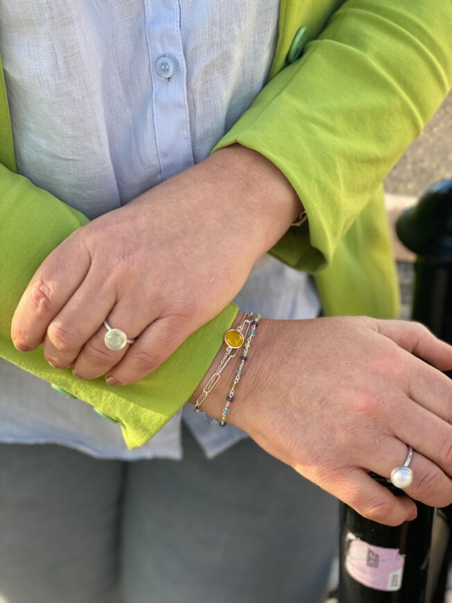 Ring i forgylt sølv med cabochonslipt phrenite. Ringen er børstet. Fin å kombinere med andre ringer.