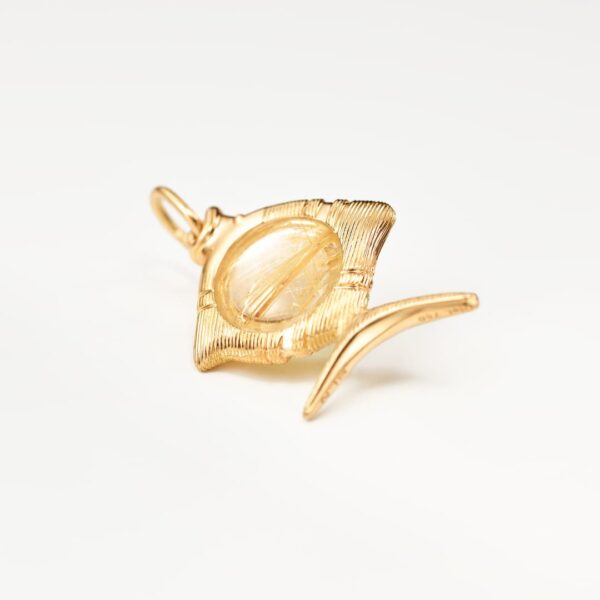 OLE LYNGGAARD COPENHAGEN Young fish pendant i gult gull med rutilkvarts