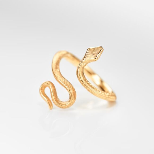 Snake ring i 18 k gult gull med satinert overflate