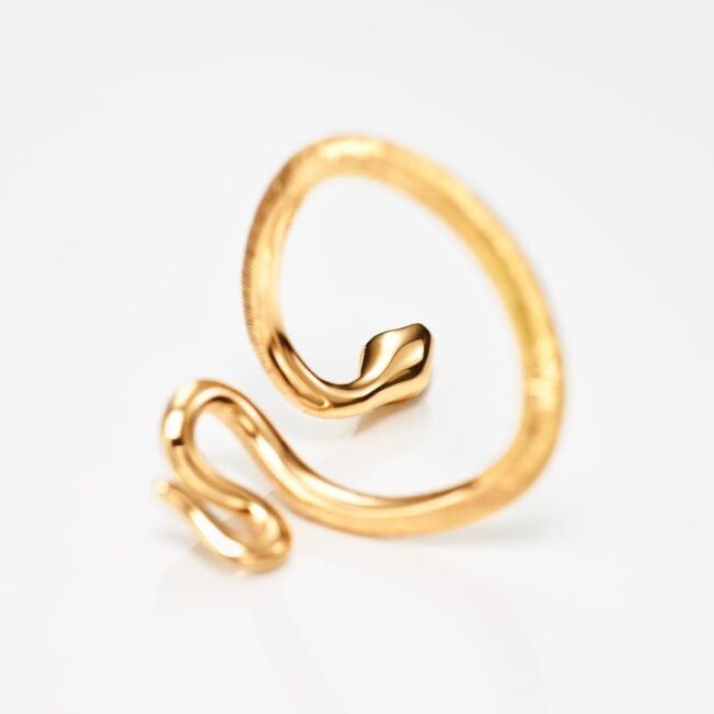 Snake ring i 18 k gult gull med satinert overflate