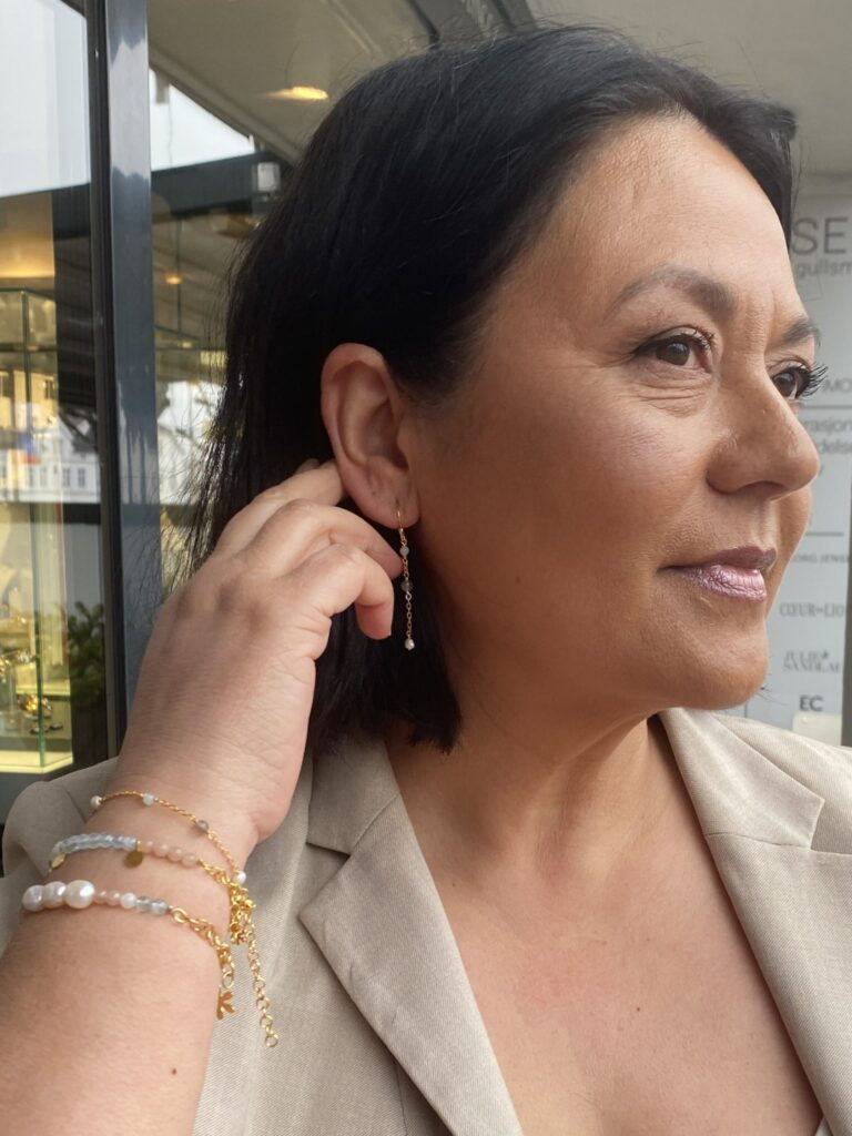 Susanne Friis Bjørner ørepynt i forgylt sølv med amasonitt ferskvannsperle og månesten