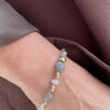 Armbånd med grå ferskvannsperler og labradoritt, i mellom disse er det forgylte hematitt. Labradoritt er en grå sten , som spiller i flere flotte blåfarger.Det sies at den minner om nordlyset Den har vørt kjent for spirituell klarhet og beskyttelse.