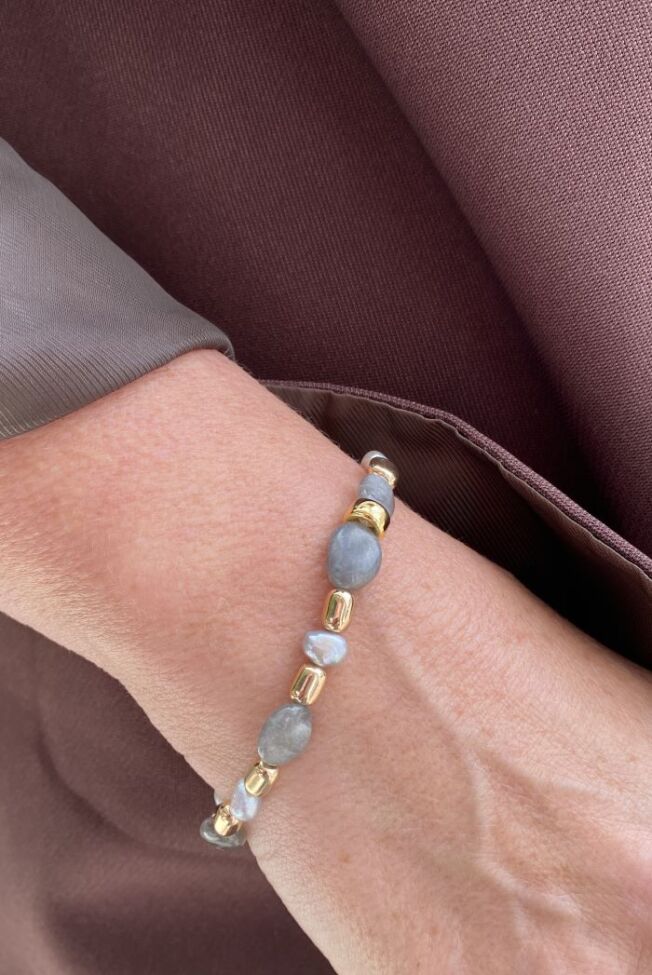 Armbånd med grå ferskvannsperler og labradoritt, i mellom disse er det forgylte hematitt. Labradoritt er en grå sten , som spiller i flere flotte blåfarger.Det sies at den minner om nordlyset Den har vørt kjent for spirituell klarhet og beskyttelse.