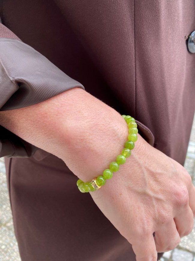 Dette er armbånd med limegrønn spongekvarts. Trerdd på strikk fra Heizendorff. Stenene er 6 mm i diameter.