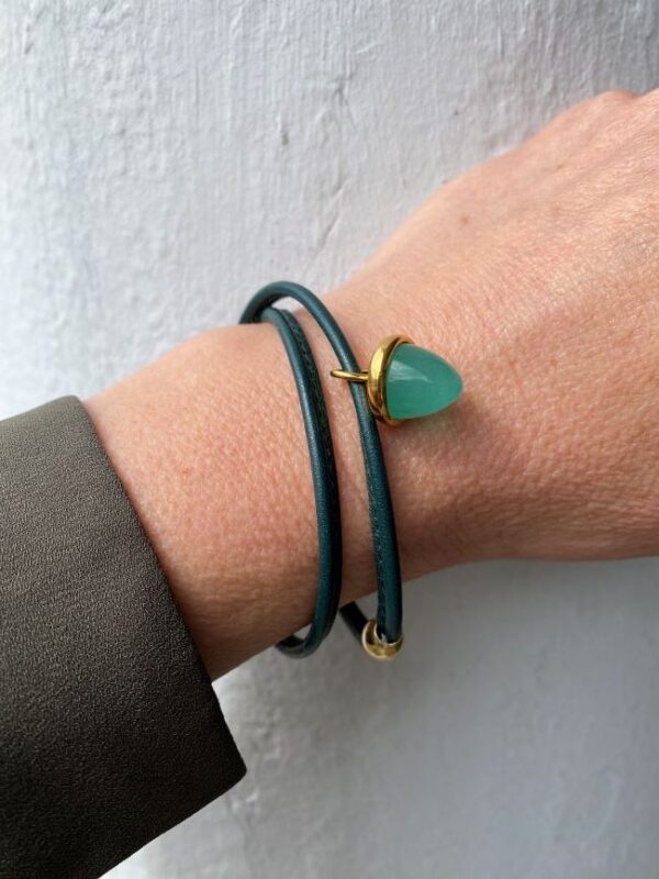 Armbånd fra Heizendorff i grønt skinn med eikenøtt anheng. Einersen Gull i Arendal. Gullsmed