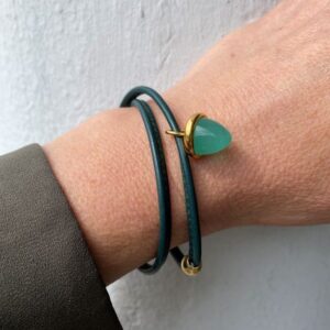 Armbånd fra Heizendorff i grønt skinn med eikenøtt anheng. Einersen Gull i Arendal. Gullsmed