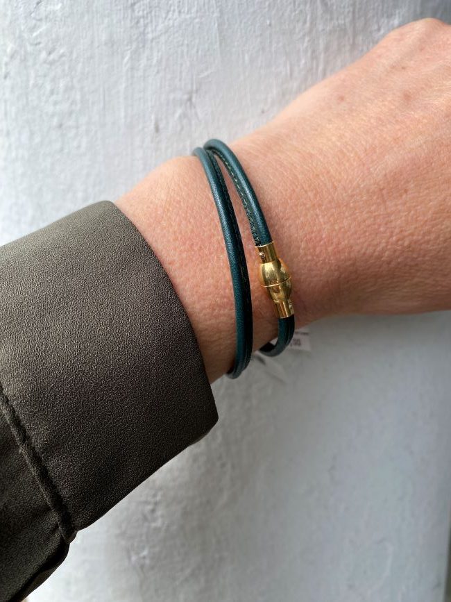 Armbånd fra Heizendorff i grønt skinn. Einersen Gull i Arendal. Gullsmed
