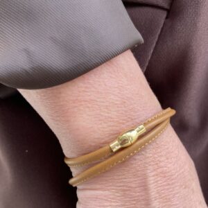 Armbånd fra Heizendorff i gyldne bruntoner. Einersen Gull i Arendal. Gullsmed