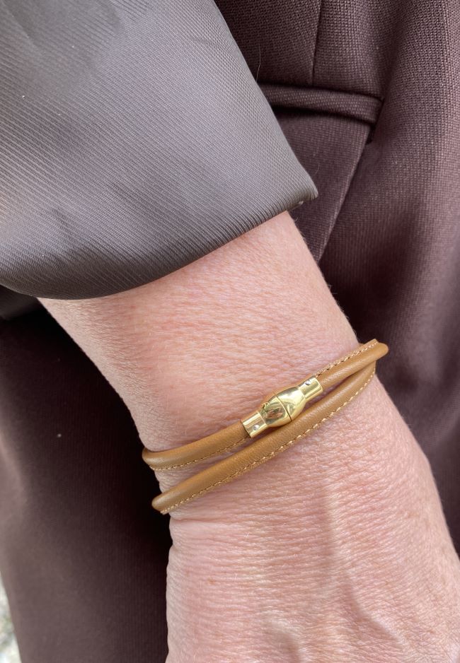 Armbånd fra Heizendorff i gyldne bruntoner. Einersen Gull i Arendal. Gullsmed