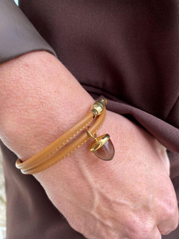 Armbånd fra Heizendorff i gyldne bruntoner. Einersen Gull i Arendal. Gullsmed