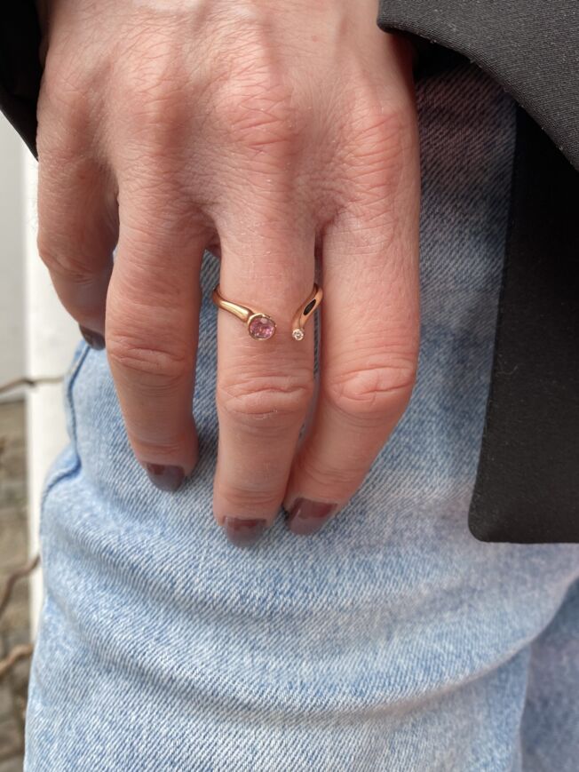 Noën "Twist" ring i rosé gull, med turmalin og diamant