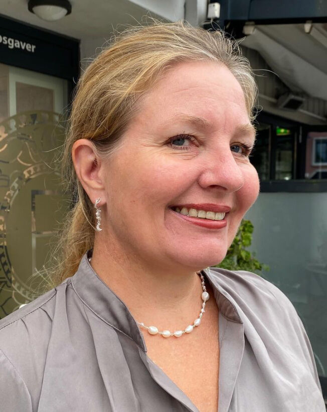 Susanne Friis Bjørner ørering vridd i sølv med ferskvannsperler