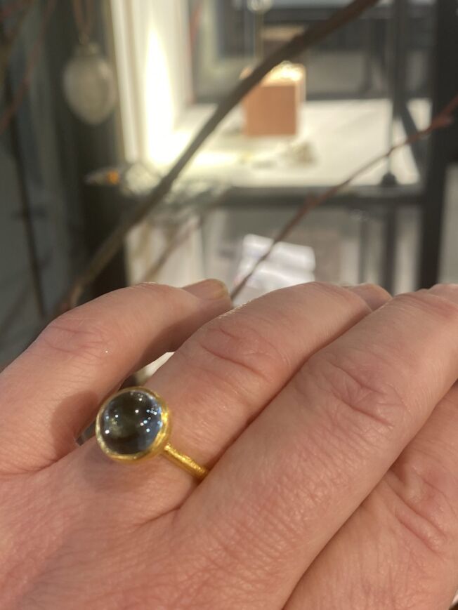 Ring i forgylt sølv med cabochonsliptgrønnkvarts, Ringen er børstet. Fin å kombinere med andre ringer.